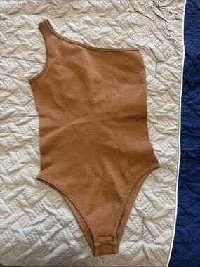 One-Shoulder Ribbed Bodysuit in Brown